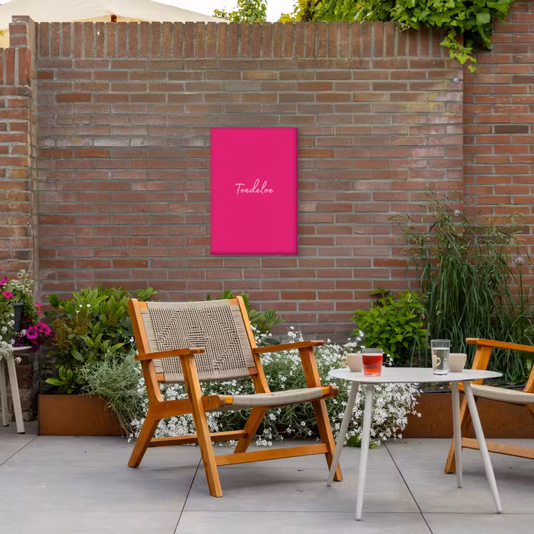 Toedeloe - Roze Tuinposter op houten frame 2 cm dik klein -sfeer3