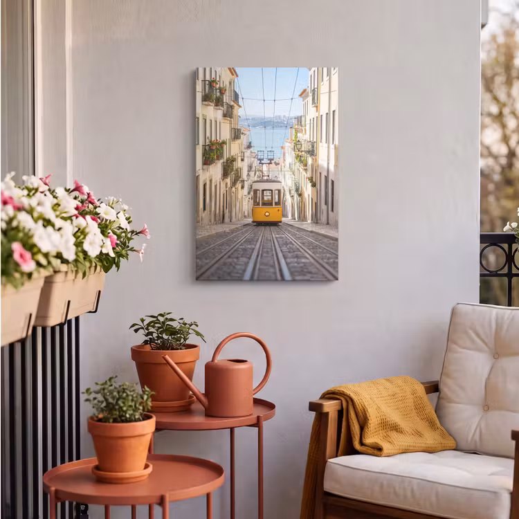 Tram - Straat - Stad - Architectuur - Geel Tuinposter op houten frame 2 cm dik klein -sfeer1