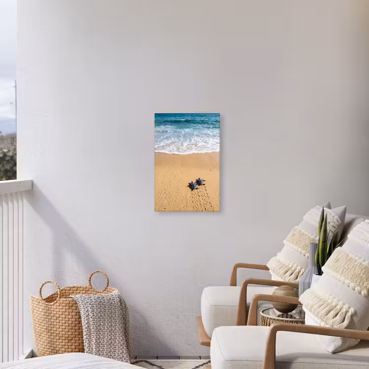 Schildpad - Jong - Strand - Oceaan - Blauw Tuinposter op houten frame 2 cm dik klein -sfeer1