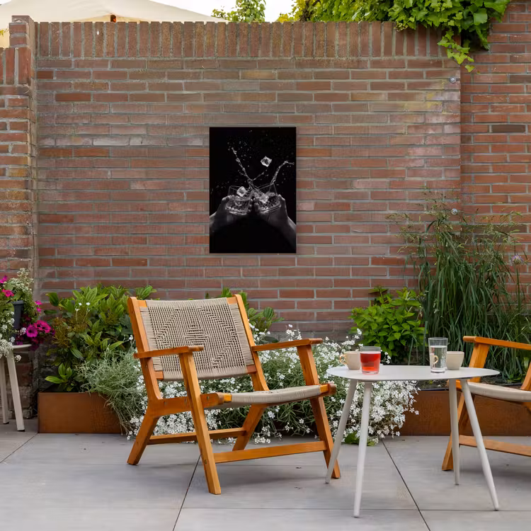 Whickyglazen - Ijs - Spetters - Zwart Tuinposter op houten frame 2 cm dik klein -sfeer3