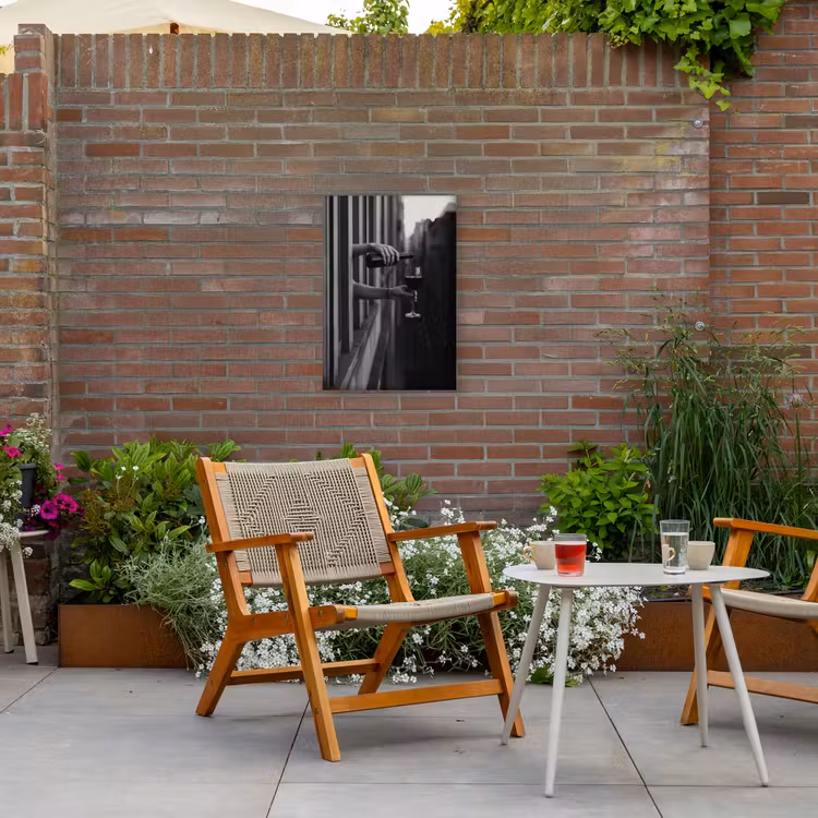 Wijnfles - Glas - Handen - Raam Tuinposter op houten frame 2 cm dik klein -sfeer3