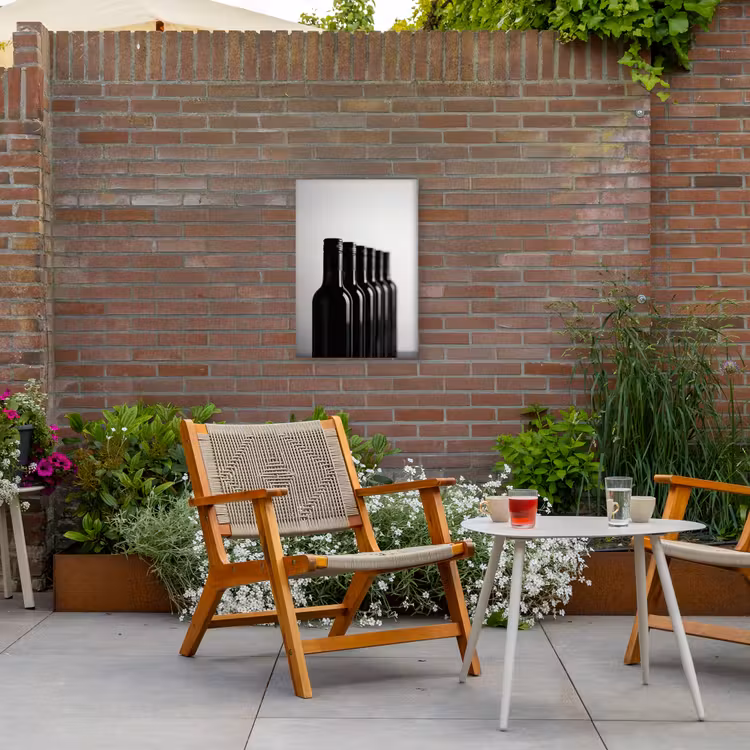Wijnflessen - Zwart - Minimalistisch Tuinposter op houten frame 2 cm dik klein -sfeer3