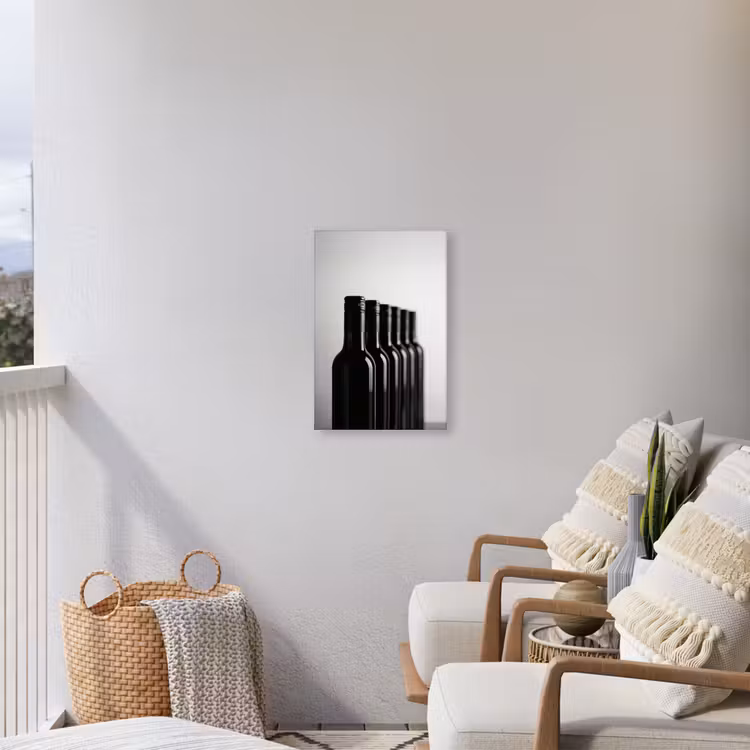 Wijnflessen - Zwart - Minimalistisch Tuinposter op houten frame 2 cm dik klein -sfeer1