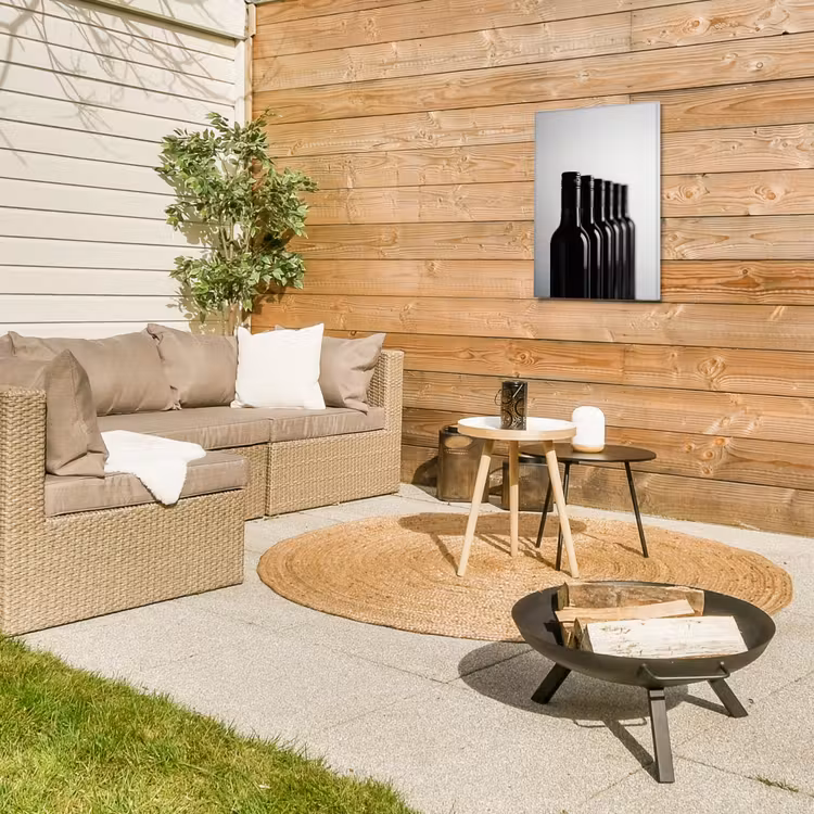 Wijnflessen - Zwart - Minimalistisch Tuinposter op houten frame 2 cm dik klein -sfeer2