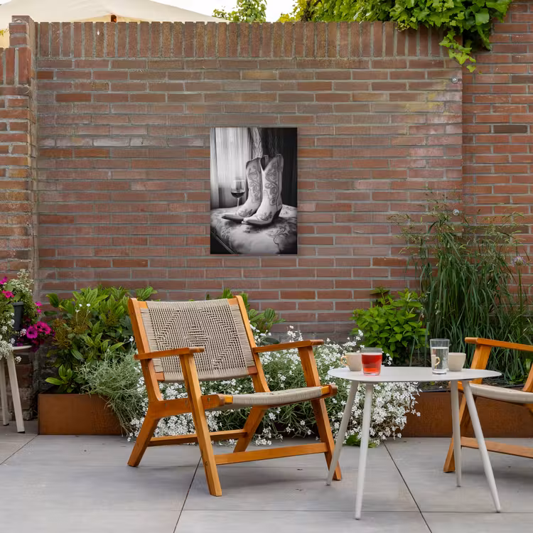 Wijn - Cowboylaarzen - Raamlicht - Wit Tuinposter op houten frame 2 cm dik klein -sfeer3