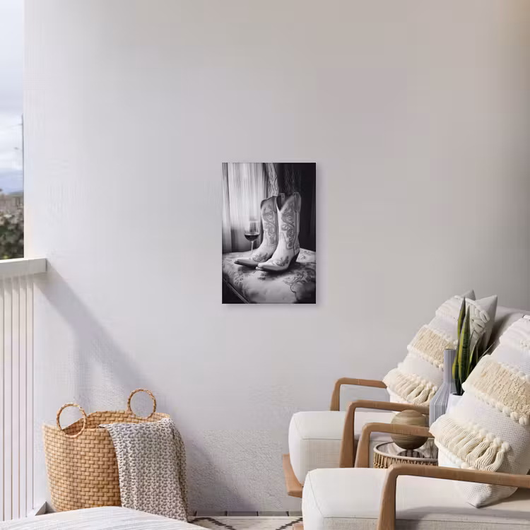 Wijn - Cowboylaarzen - Raamlicht - Wit Tuinposter op houten frame 2 cm dik klein -sfeer1