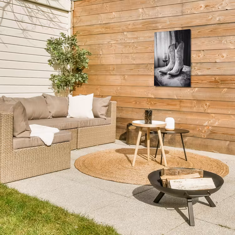 Wijn - Cowboylaarzen - Raamlicht - Wit Tuinposter op houten frame 2 cm dik klein -sfeer2