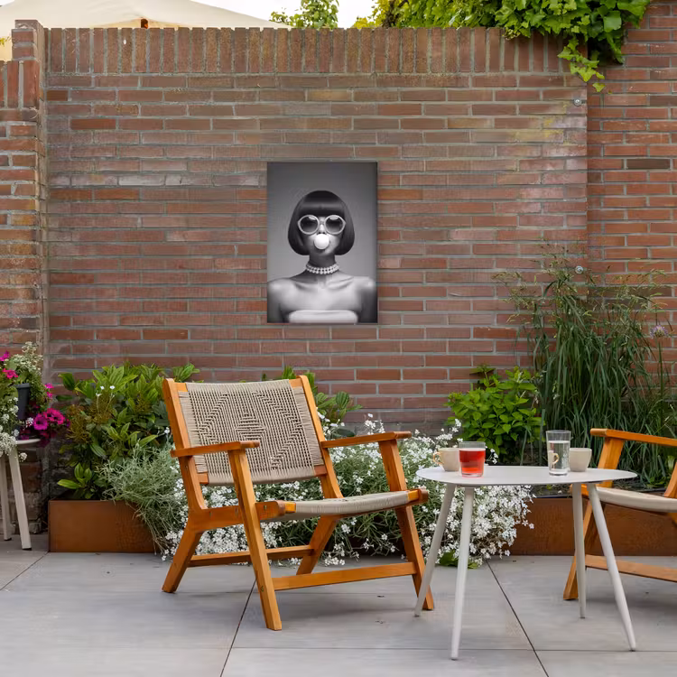 Vrouw - Zwart Wit - Ketting - Zonnebril Tuinposter op houten frame 2 cm dik klein -sfeer3