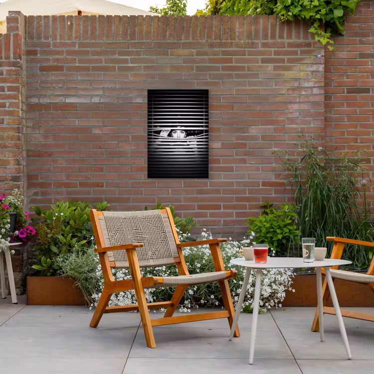 Vrouw - Jaloezieën - Portret - Zwart-wit Tuinposter op houten frame 2 cm dik klein -sfeer3