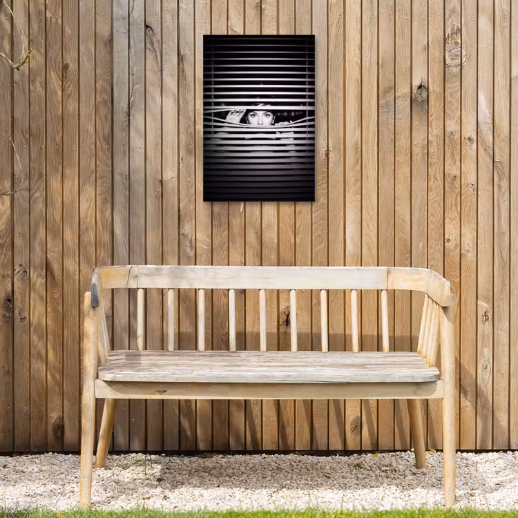 Vrouw - Jaloezieën - Portret - Zwart-wit Tuinposter op houten frame 2 cm dik klein -sfeer4