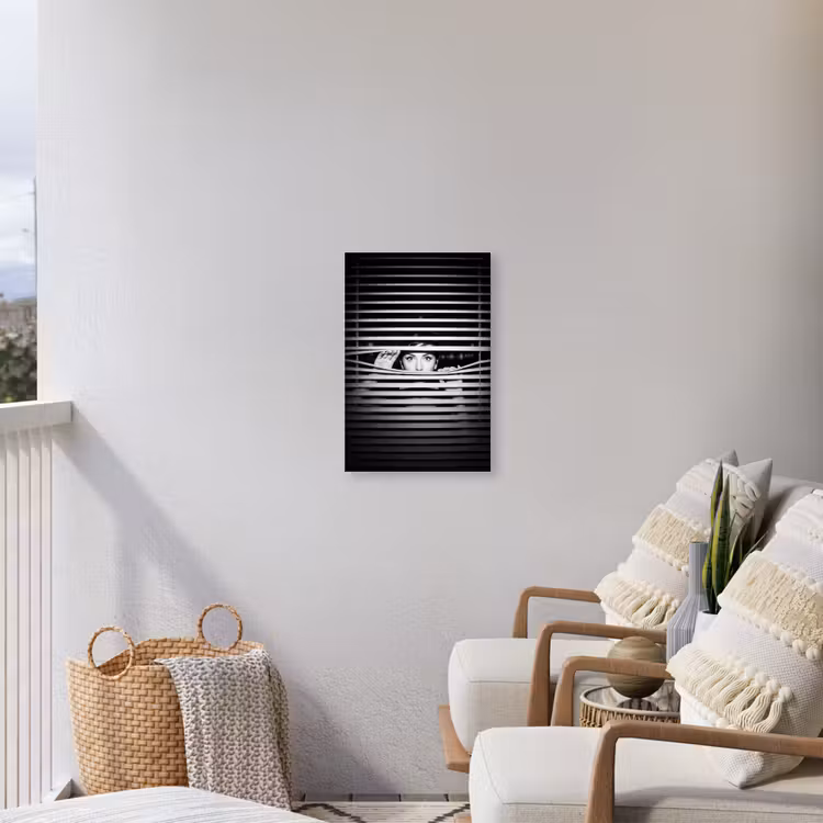 Vrouw - Jaloezieën - Portret - Zwart-wit Tuinposter op houten frame 2 cm dik klein -sfeer1