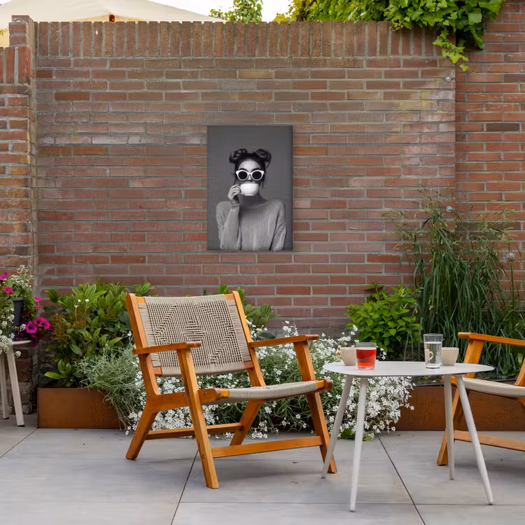 Vrouw - Koffie - Zwart - Wit Tuinposter op houten frame 2 cm dik klein -sfeer3