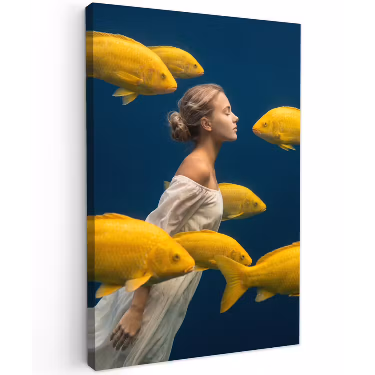 Vrouw - Vis - Water - Natuur - Geel Tuinposter op houten frame 2 cm dik klein -3d