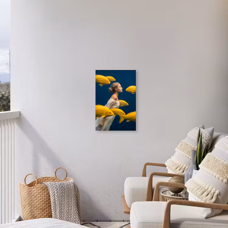 Vrouw - Vis - Water - Natuur - Geel Tuinposter op houten frame 2 cm dik klein -sfeer1