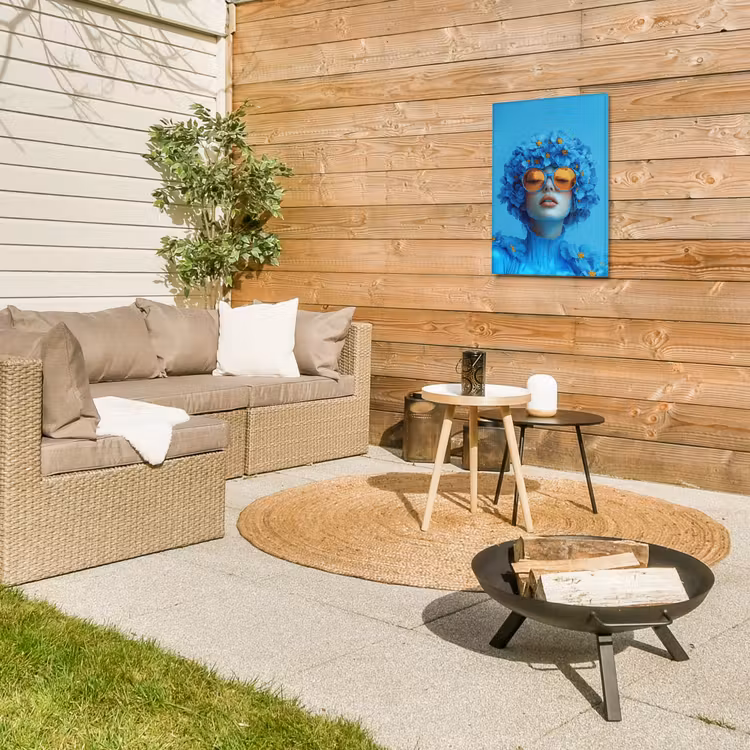 Vrouw - Bloem - Blauw - Modern - Bril - Portret Tuinposter op houten frame 2 cm dik klein -sfeer2