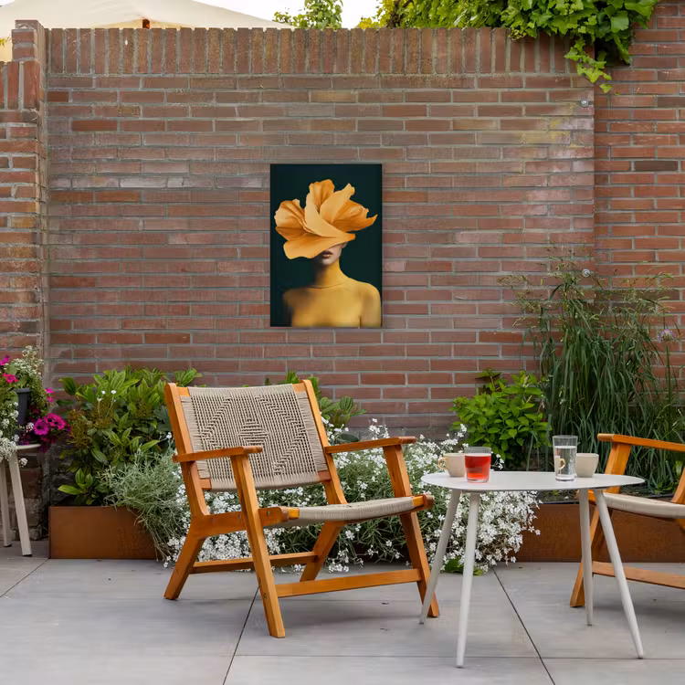Vrouw - Hoed - Geel Tuinposter op houten frame 2 cm dik klein -sfeer3