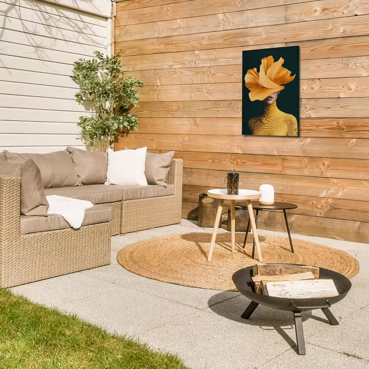 Vrouw - Hoed - Geel Tuinposter op houten frame 2 cm dik klein -sfeer2