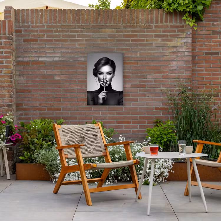 Vrouw - Lolly - Zwart Tuinposter op houten frame 2 cm dik klein -sfeer3