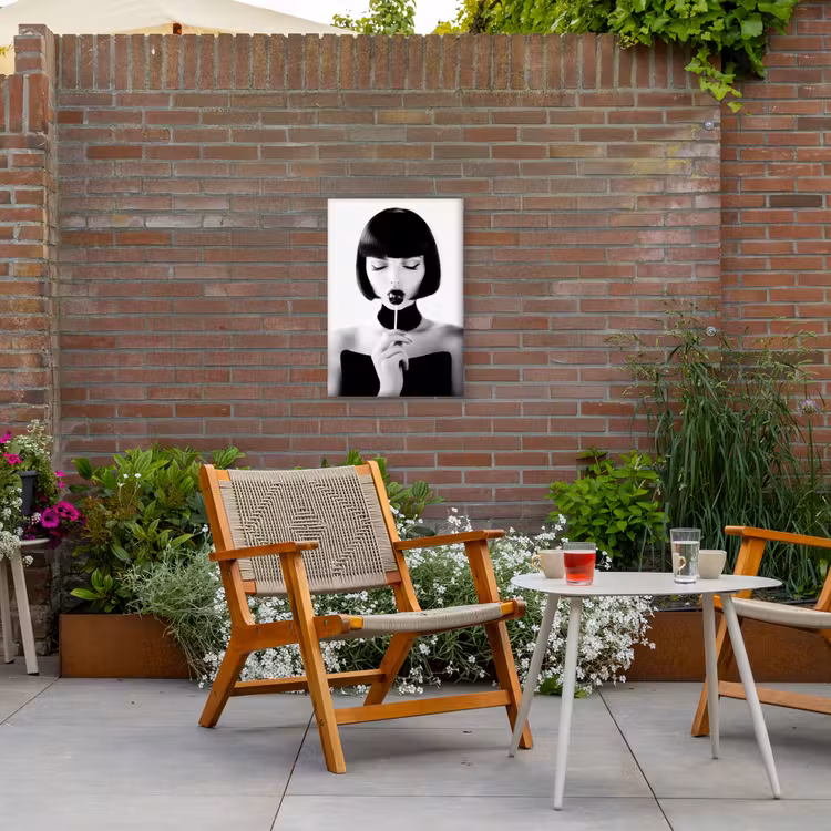 Vrouw - Lolly - Zwart - Wit Tuinposter op houten frame 2 cm dik klein -sfeer3