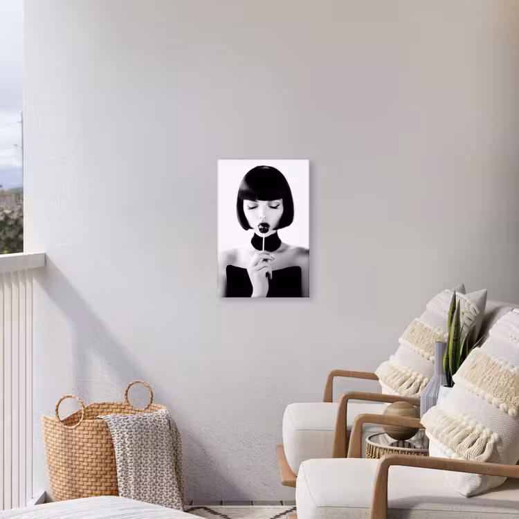 Vrouw - Lolly - Zwart - Wit Tuinposter op houten frame 2 cm dik klein -sfeer1
