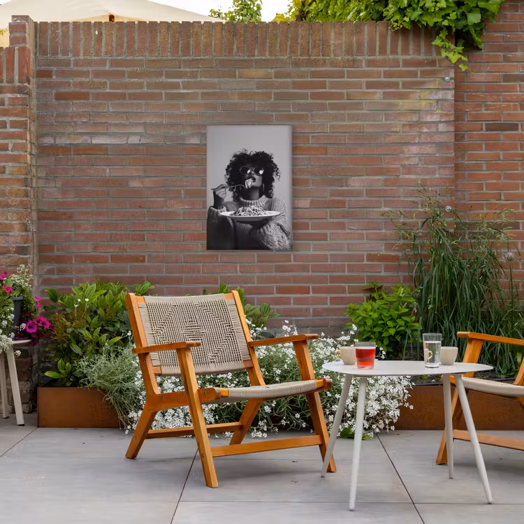 Vrouw - Pasta - Zwart - Wit Tuinposter op houten frame 2 cm dik klein -sfeer3