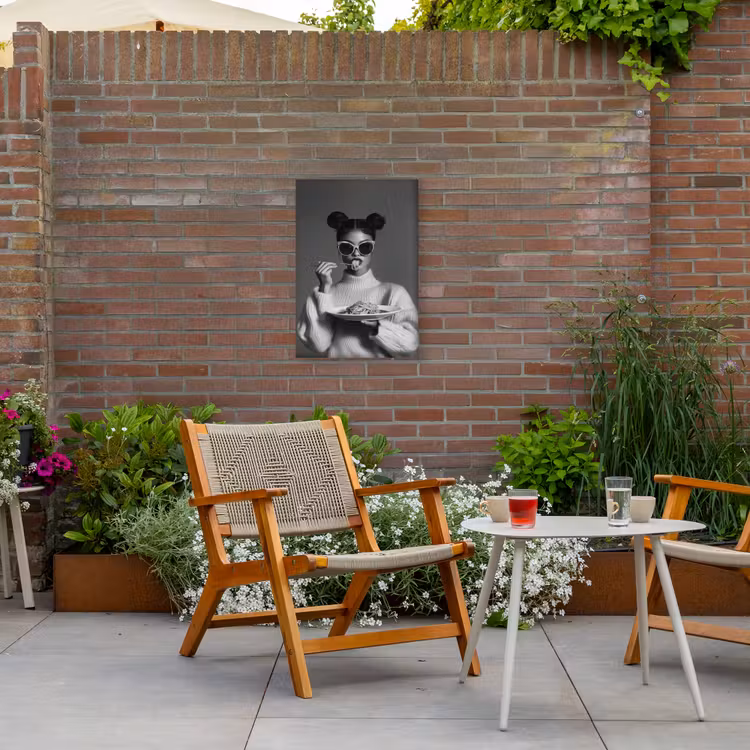 Vrouw - Pasta - Zonnebril Tuinposter op houten frame 2 cm dik klein -sfeer3
