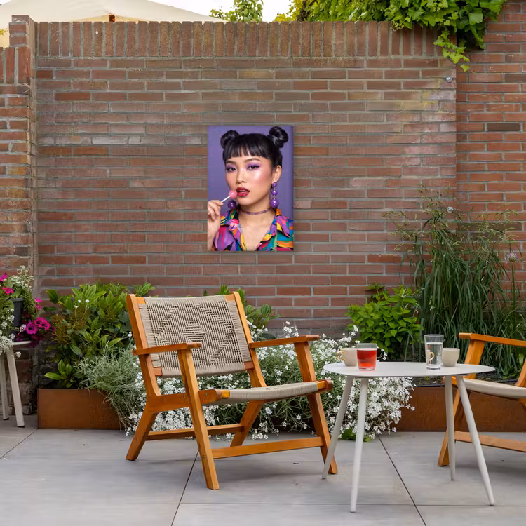 Vrouw - Portret - Make-up - Paars - Levendig Tuinposter op houten frame 2 cm dik klein -sfeer3