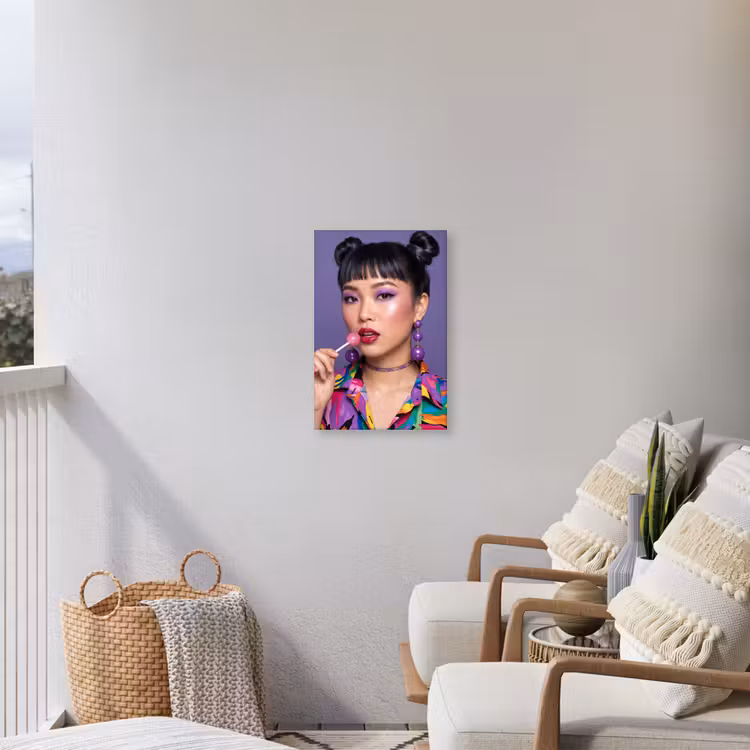 Vrouw - Portret - Make-up - Paars - Levendig Tuinposter op houten frame 2 cm dik klein -sfeer1