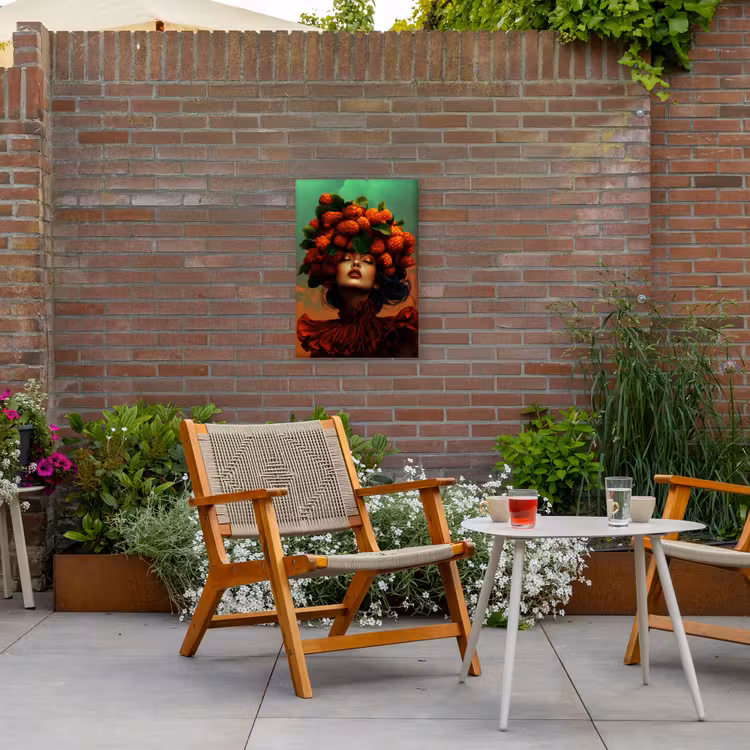 Vrouw - Frambozen - Bladeren Tuinposter op houten frame 2 cm dik klein -sfeer3