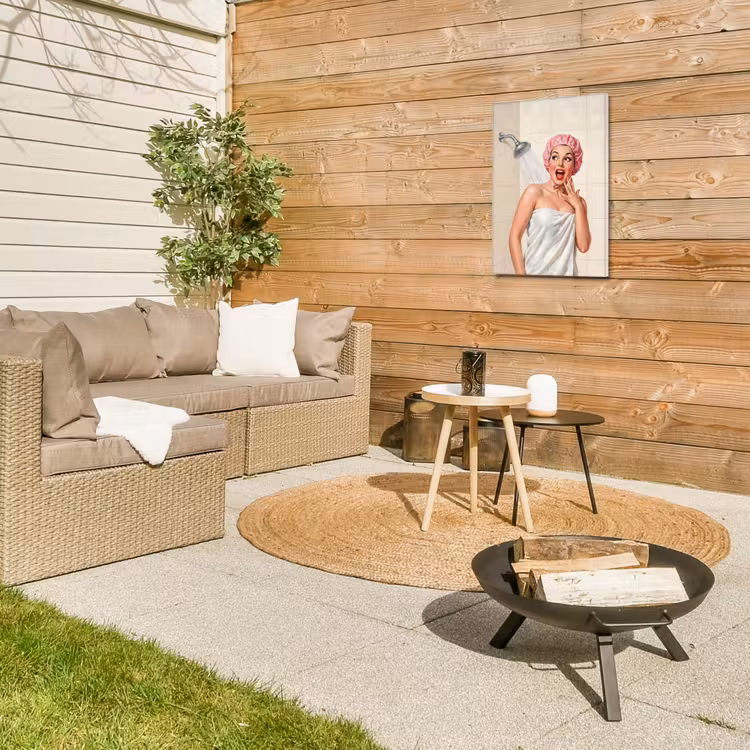 Vrouw - Douche - Roze Tuinposter op houten frame 2 cm dik klein -sfeer2