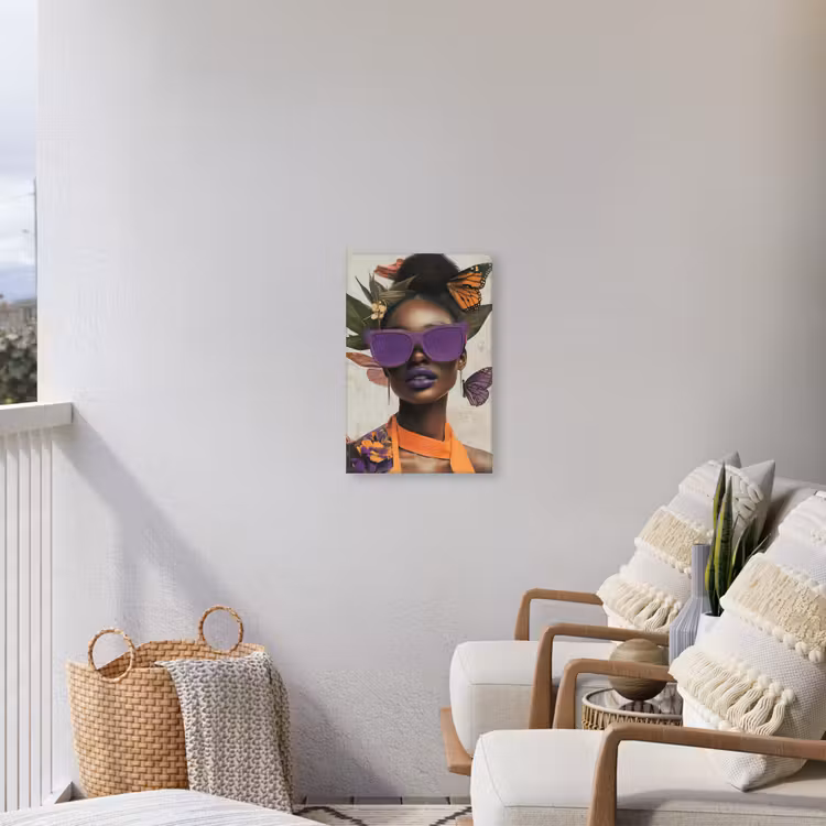 Vrouw - Zonnebril - Vlinder - Bloemen Tuinposter op houten frame 2 cm dik klein -sfeer1