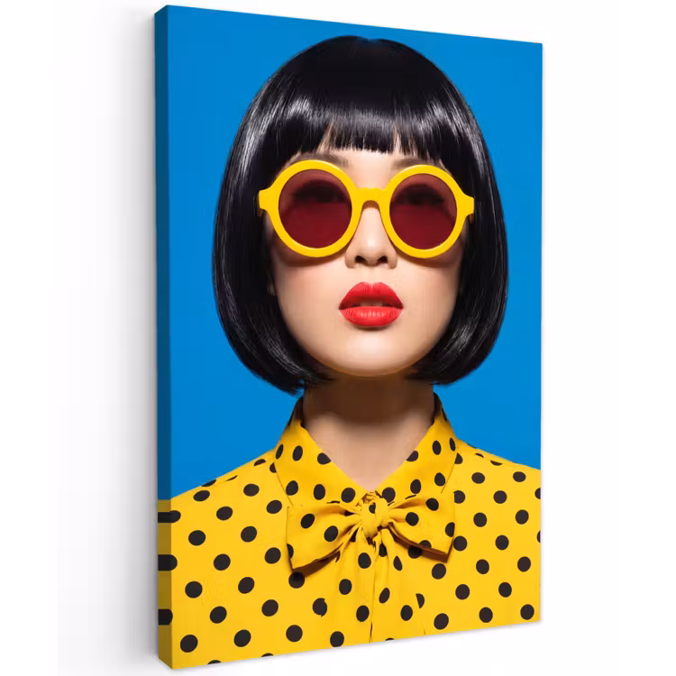 Vrouw - Zonnebril - Pop Art - Portret - Geel Tuinposter op houten frame 2 cm dik klein -3d