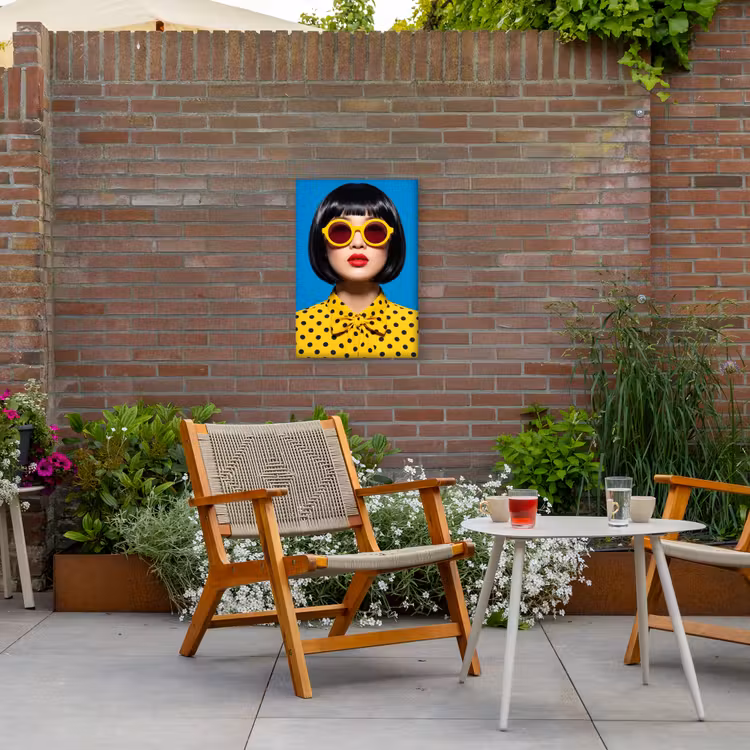 Vrouw - Zonnebril - Pop Art - Portret - Geel Tuinposter op houten frame 2 cm dik klein -sfeer3