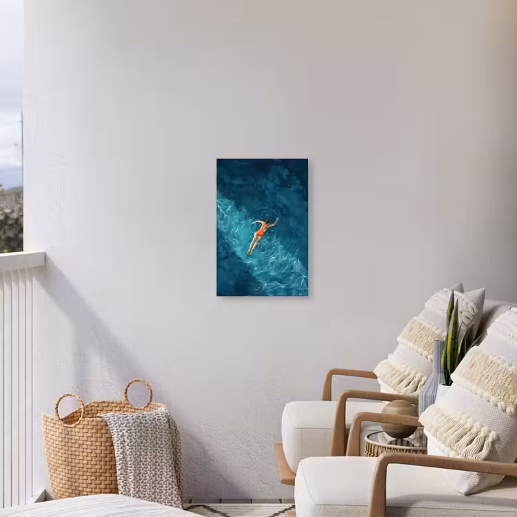 Vrouw - Water - Bikini - Oranje Tuinposter op houten frame 2 cm dik klein -sfeer1