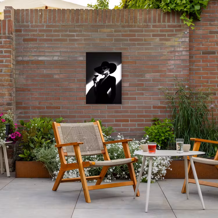 Vrouw - Wijn - Chic Tuinposter op houten frame 2 cm dik klein -sfeer3