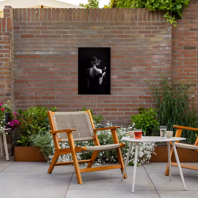 Vrouw - Wijn - Jurk Tuinposter op houten frame 2 cm dik klein -sfeer3