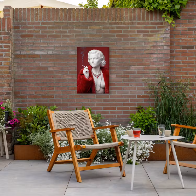 Vrouw - Bontjas - Mode - Klassiek - Rood Tuinposter op houten frame 2 cm dik klein -sfeer3