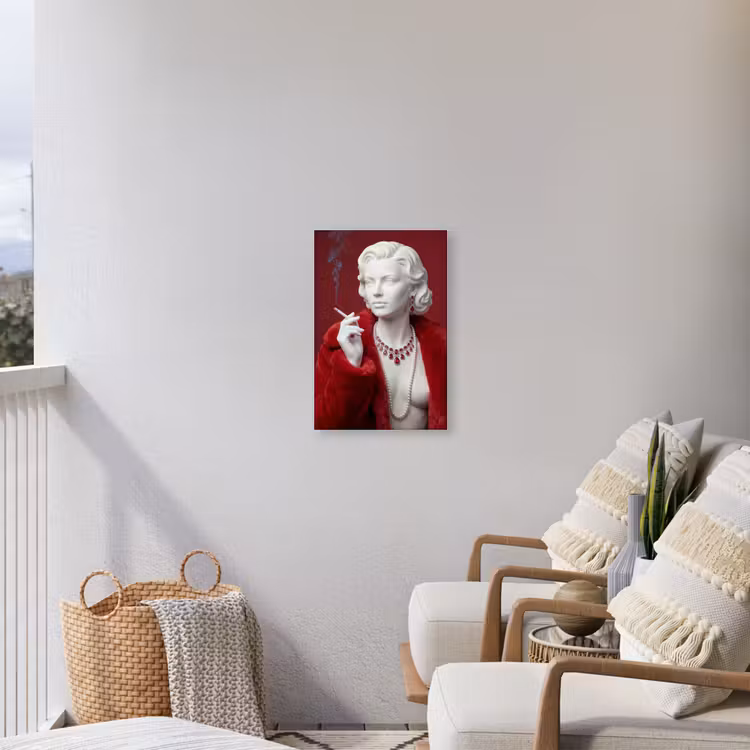 Vrouw - Bontjas - Mode - Klassiek - Rood Tuinposter op houten frame 2 cm dik klein -sfeer1