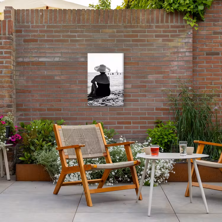 Vrouwen - Zonnehoed - Strand - Zwart - Wit Tuinposter op houten frame 2 cm dik klein -sfeer3