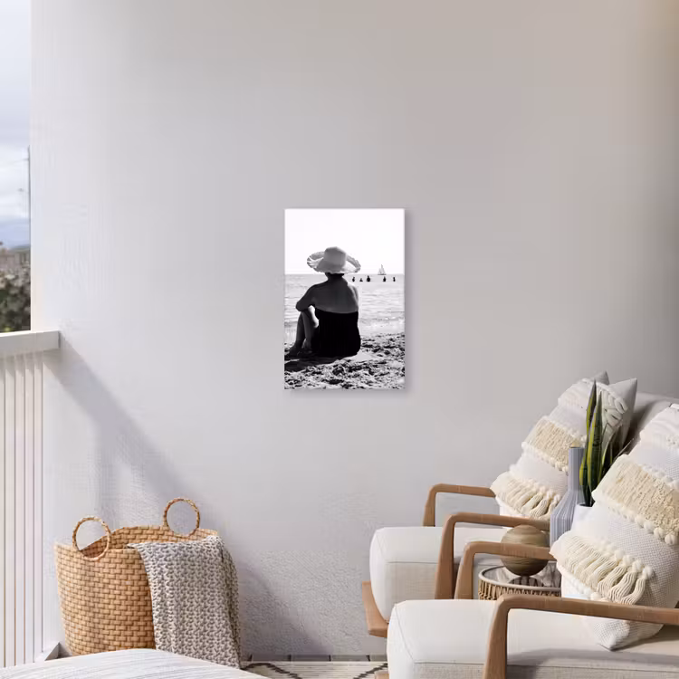 Vrouwen - Zonnehoed - Strand - Zwart - Wit Tuinposter op houten frame 2 cm dik klein -sfeer1