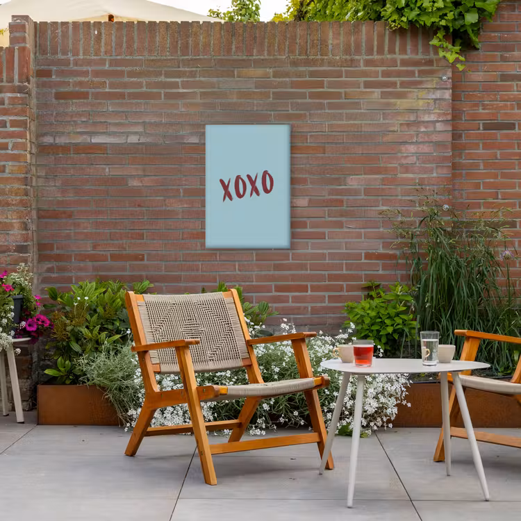 XOXO - Blauw - Rood Tuinposter op houten frame 2 cm dik klein -sfeer3