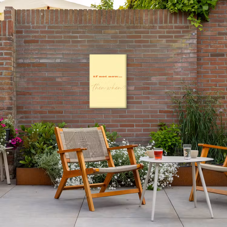 Geel - Oranje - if not now then when Tuinposter op houten frame 2 cm dik klein -sfeer3