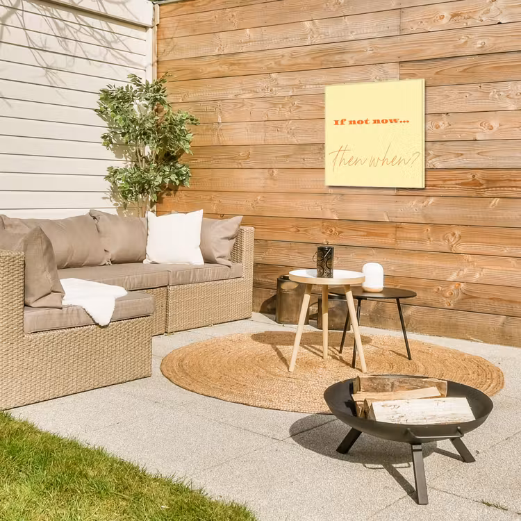 Geel - Oranje - if not now then when Tuinposter op houten frame 2 cm dik klein -sfeer2