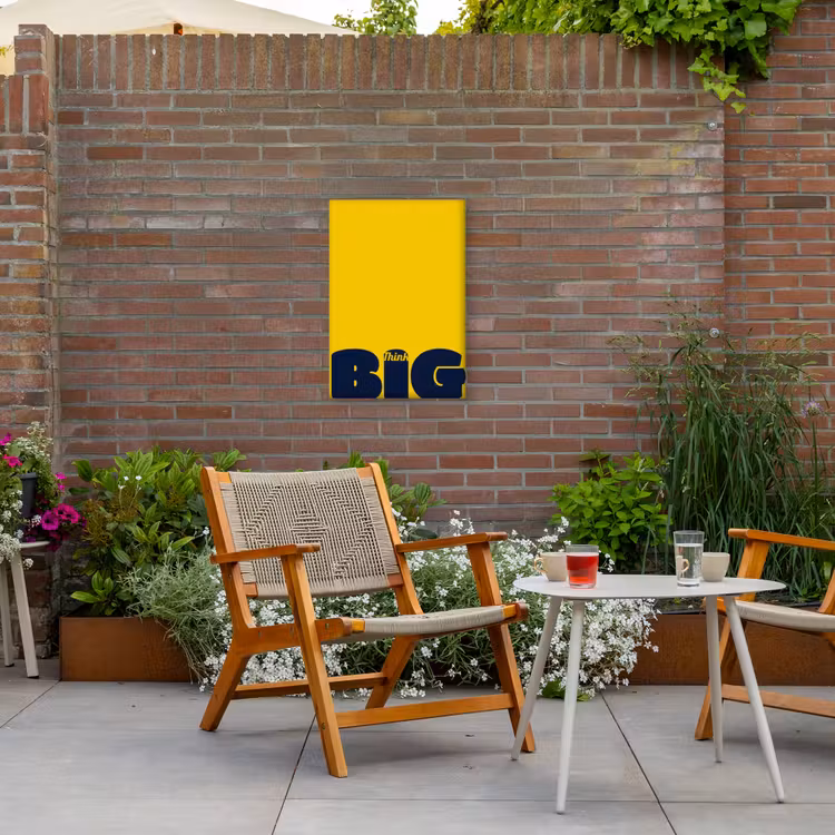 Geel - Think big - Grafisch Tuinposter op houten frame 2 cm dik klein -sfeer3