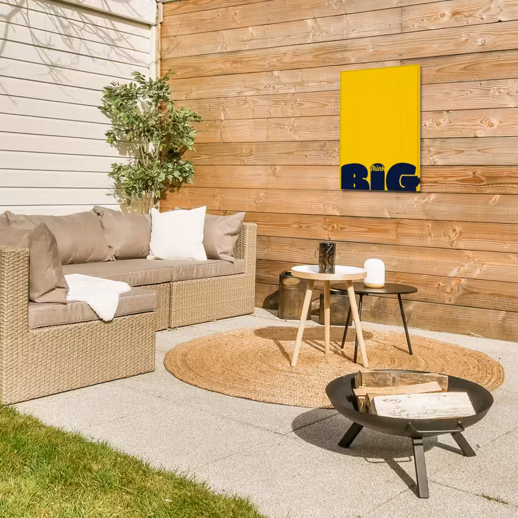 Geel - Think big - Grafisch Tuinposter op houten frame 2 cm dik klein -sfeer2