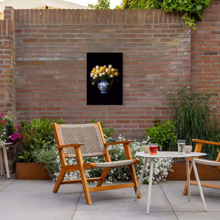 Geel - Tulpen - Vaas - Bloemen Tuinposter op houten frame 2 cm dik klein -sfeer3