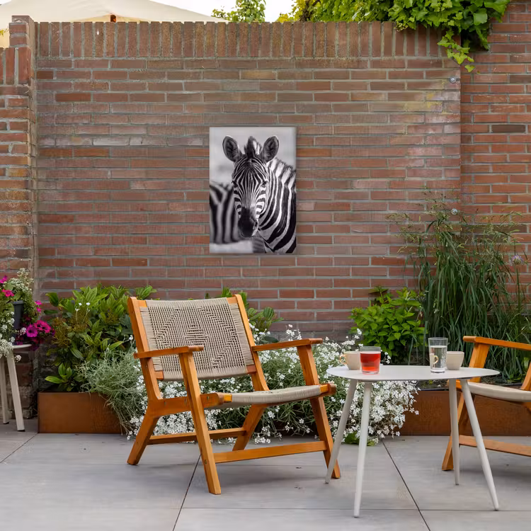 Zebra's - Zwart - Wit Tuinposter op houten frame 2 cm dik klein -sfeer3