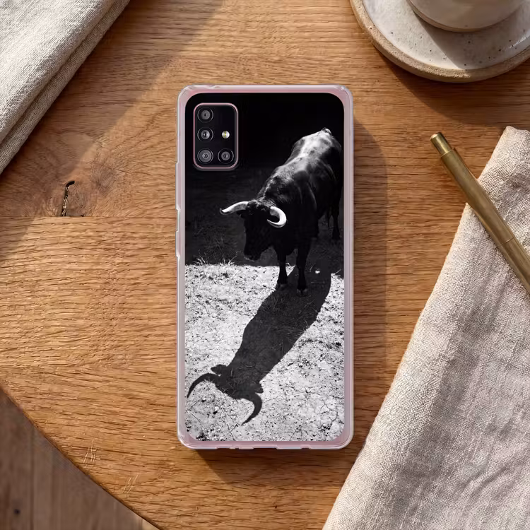Stier - Schaduw - Dieren - Contrast - Zwart-wit Telefoonhoesje Samsung Galaxy A51 5G klein -sfeer1