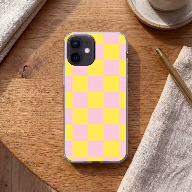Schaakbord patroon - Geel - Roze - Blokjes Telefoonhoesje iPhone 12 Mini klein -sfeer1