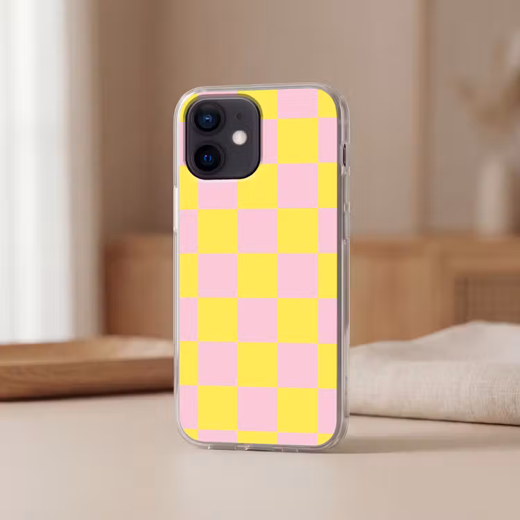 Schaakbord patroon - Geel - Roze - Blokjes Telefoonhoesje iPhone 12 Mini klein -sfeer2